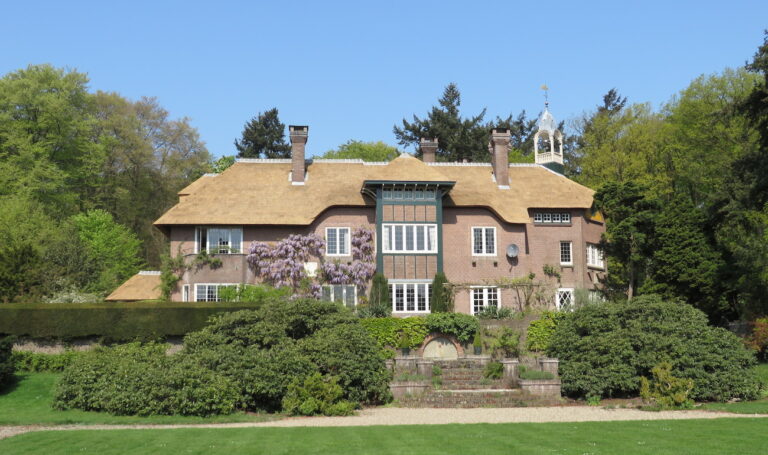 Remmerstein vanuit de tuin copy 768x455